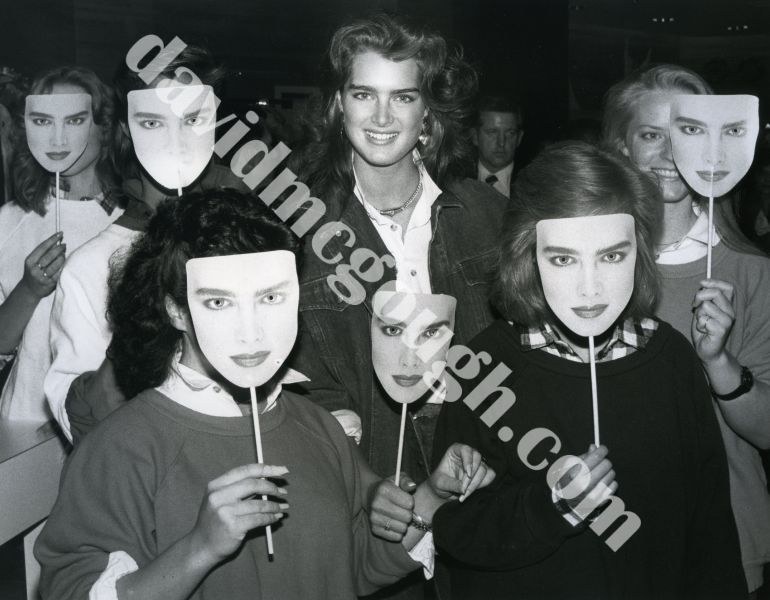 Brooke Shields and fans 1988, NY.jpg